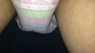 017 オヤスミマンにおもらし！膨らんだおむつを激しく揺らしてオナニー！